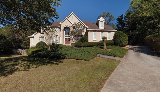 Beautiful serene mansion - 5-bedroom 4 1/2 bathroom house in Snellville