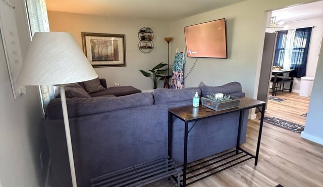 Beautiful Serenity in Green Bay, WI!n3 bedrooms/1 bath FULLY furnished house.