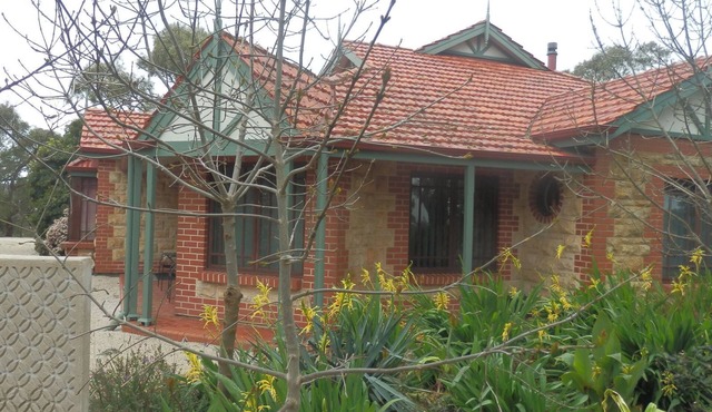 Beautiful setting, on 100 acres. Sleeps 10 people. Beautiful views.