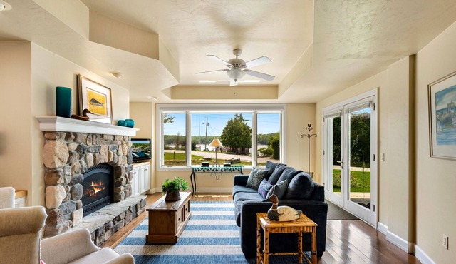 Beautiful Shoreline Condominium