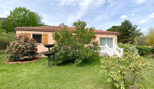 Beautiful single storey villa with air conditioning and land of over 1000m²