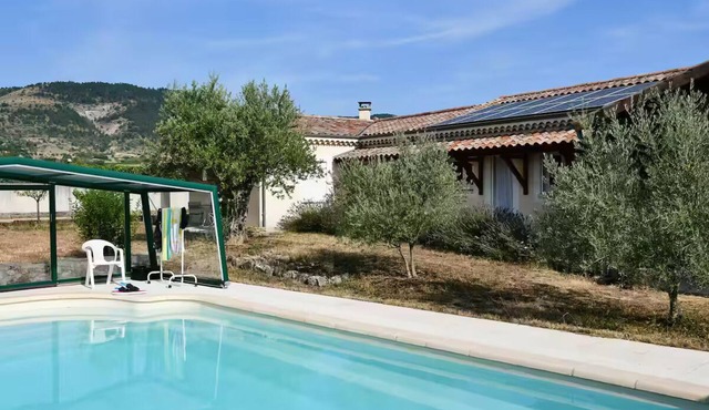Beautiful single-storey villa with swimming pool, in a quiet location on the edge of the village