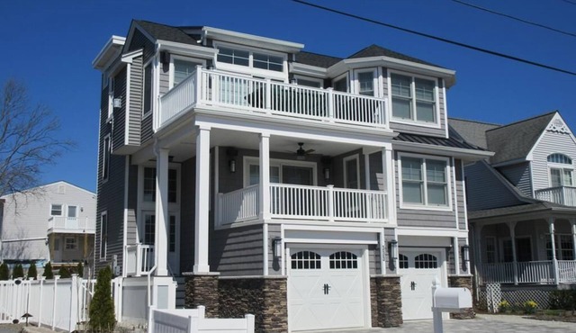 Beautiful single family in Surf City with Elevator