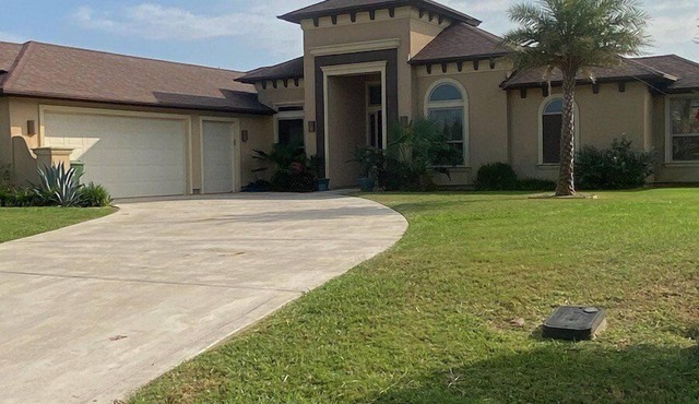 Beautiful Single Family Home in 21 Whooping Crane