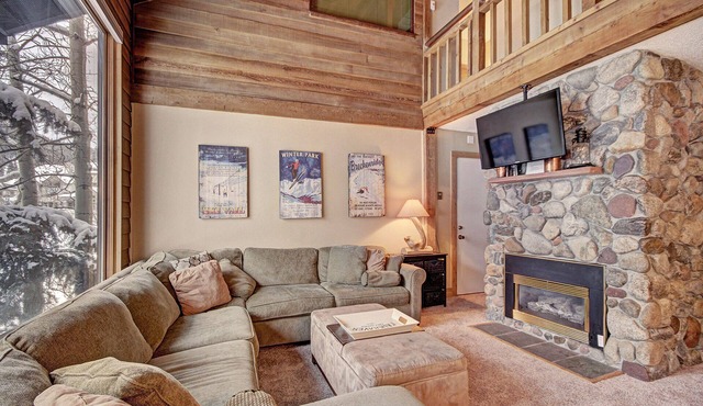 Beautiful Ski Chalet with hot tub. 1 Minute to Super Bee Lift! AN203