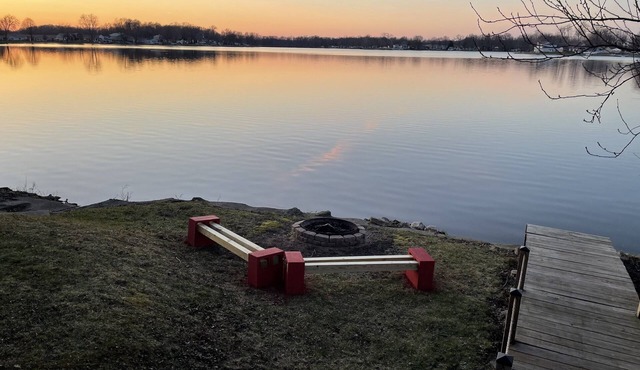 Beautiful Skinner Cottage overlooking the lake