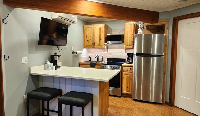 Beautiful sleeps 4 Schuss Village Golf Course, pool, boat parking, Nearby Lakes