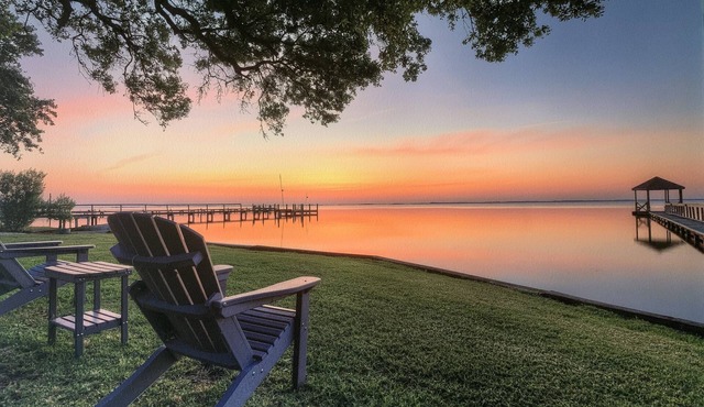 Beautiful Soundfront Home with Currituck Lighthouse View