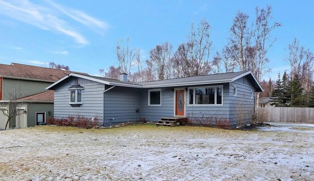 Beautiful South Anchorage 5-Bedroom House with Extra Large Deck and Patio
