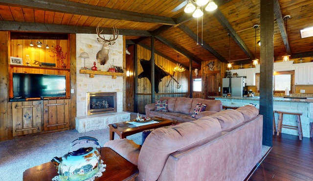 Beautiful South Fork home w/private deck & hot tub, full kitchen, and free WiFi