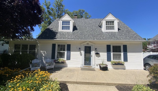 Beautiful South Haven Lake House; Newly Renovated and Decorated; Family-oriented