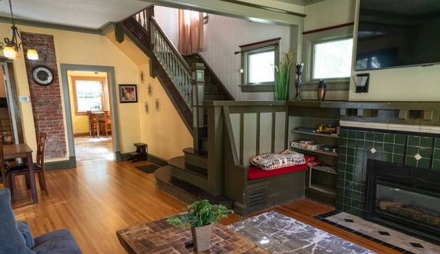 Beautiful South HIll Neighborhood close to Highway and Downtown