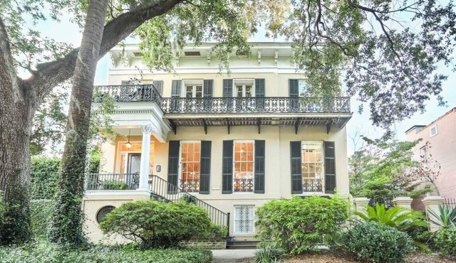Beautiful Southern Manor on Famous Jones Street + Parking by Lucky Savannah