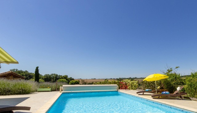 Beautiful, spacious house. Private pool, tennis, views. Near to historical towns