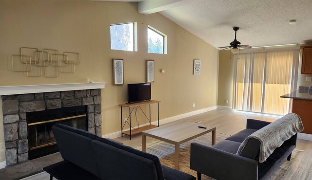 Beautiful, spacious 3 bedroom Napa Adjacent hideaway. Pet and family friendly