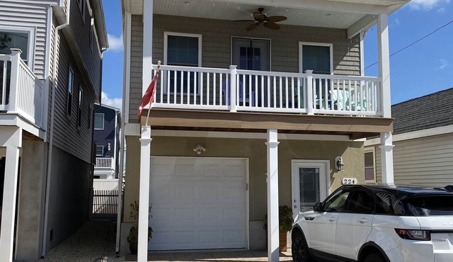 Beautiful Spacious Home with a Pool! Walk to the beach, boardwalk & bay.