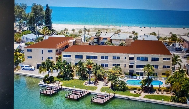 Beautiful, spacious Condo with Spectacular Beach to Bay Views