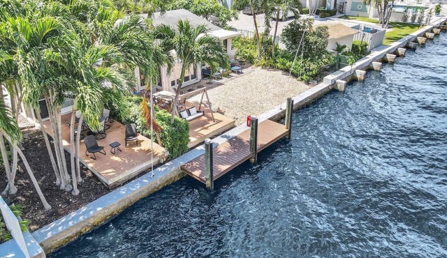 Beautiful & Spacious Waterfront Condo, Walk to the BEACH, On Canal, 2 bed/2 bath