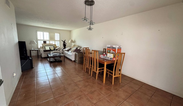 Beautiful, spacious, 2-bdrm townhouse w/pool. Ideal Westside w/nature & shops