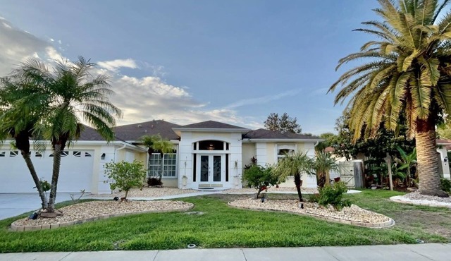 BEAUTIFUL & SPACIOUS 3 BEDROOMS HOME WITH LAKE VIEW