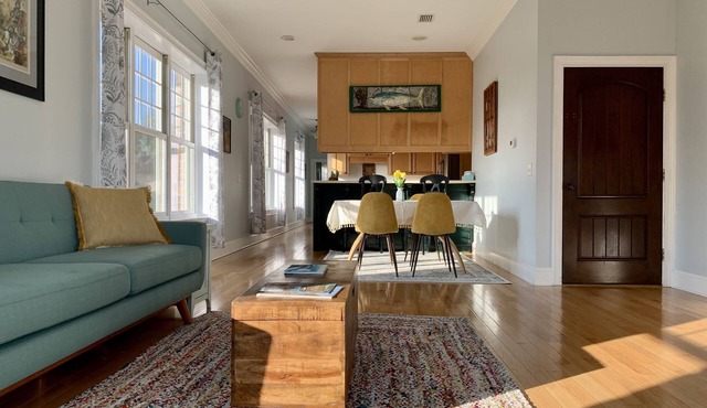 Beautiful, spacious 3rd floor apartment in the Darien historic district.