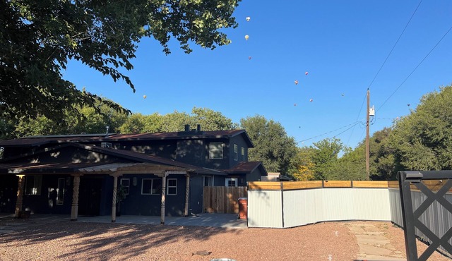 Beautiful Spacious 4-bedroom home in Corrales with WiFi, AC and gourmet kitchen.