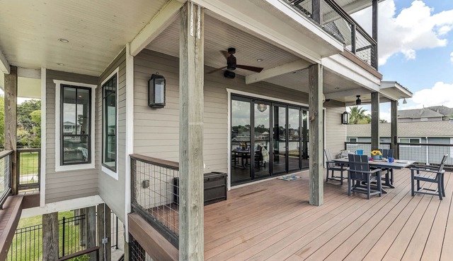 Beautiful spacious 4 bedroom house on the lake. Gorgeous pool and amazing views!