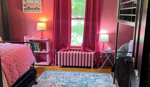 Beautiful Spacious 4-bedroom Victorian house with WiFi by downtown Champaign!