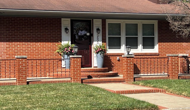 Beautiful spacious 4-bedroom, 6-bed house in Owensboro with screened in porch.