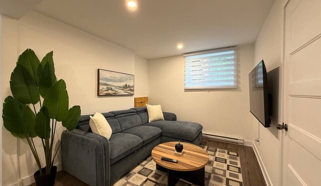 Beautiful Spacious 4BR with Parking, Near Montreal