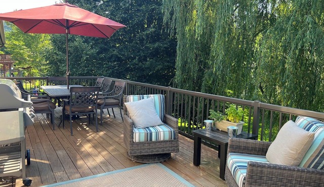 Beautiful spacious 5 bedroom home resting on Boma Bluff! Gorgeous backyard!
