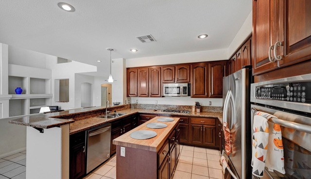 Beautiful Spacious 5-bedroom bungalow in vibrant Las Vegas with WiFi, AC