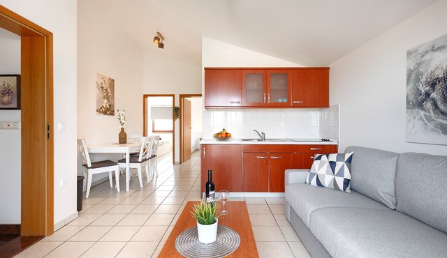 Beautiful spacious apartment (No. 3) with 2 bedrooms 300m from the beach