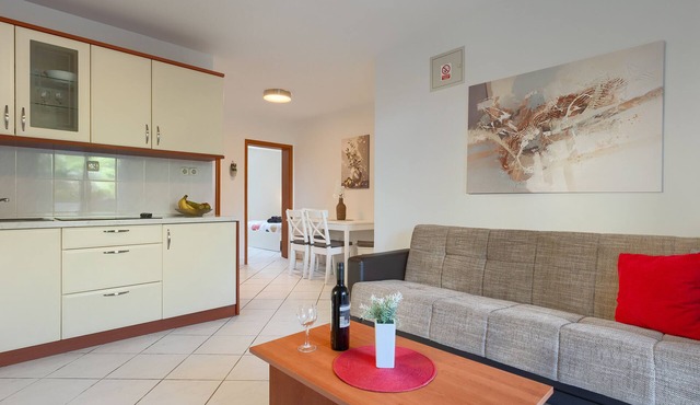 Beautiful spacious apartment (No. 5) with 2 bedrooms 300m from the beach