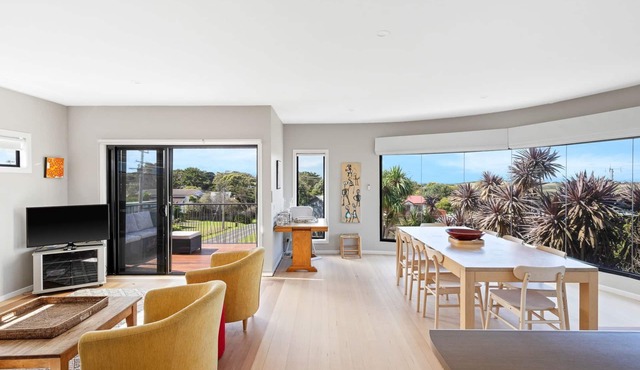 Beautiful spacious pet friendly home next to the ocean