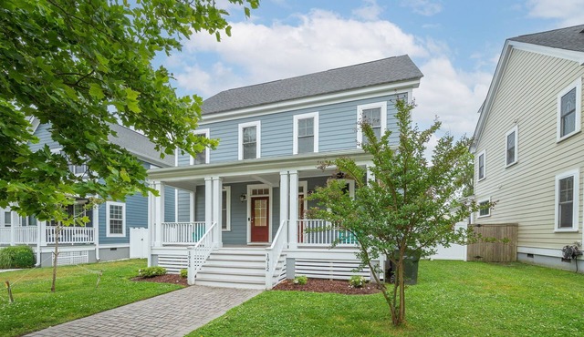 Beautiful & Spacious Beachside Escape - Sleeps 10!