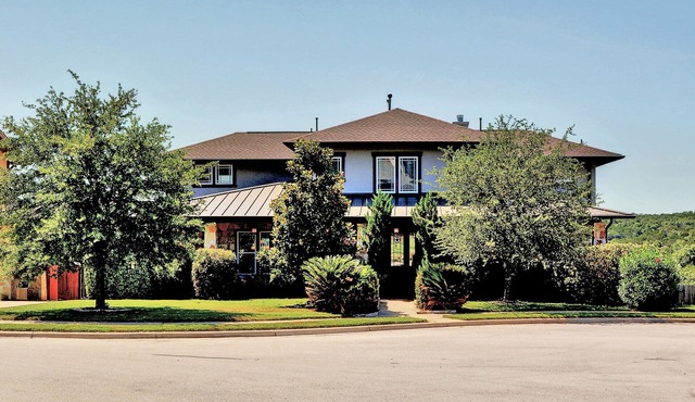 Beautiful, Spacious Custom Home 30 min to Austin Downtown, 10 min to Lake Travis