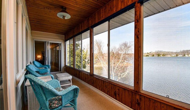 Beautiful Spacious Cottage on Lake Chemong