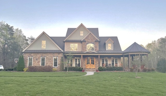 Beautiful Spacious Country Home, Relaxing Atmosphere located 1.5m from I-85.