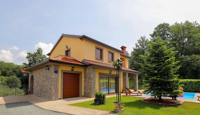 Beautiful spacious cottage with pool for the whole family.