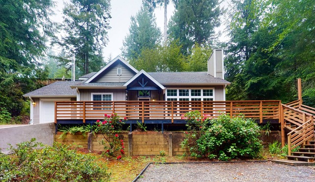 Beautiful & Spacious Family-Friendly Home w/Free WiFi, Deck, and Close to Lakes