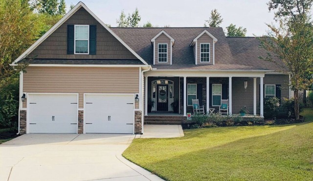 ⭐️Beautiful SPACIOUS family + kids + pet friendly home close to Fort Bragg!⭐️