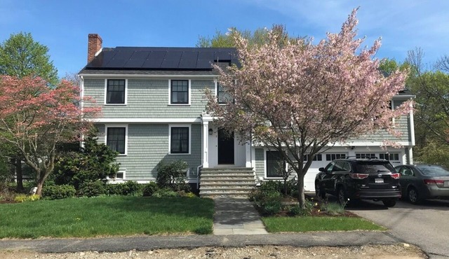 Beautiful, spacious family-perfect 5-bdrm home w AC -train to Boston, World Cup