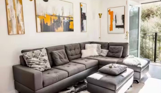 Beautiful Spacious Family Friendly Downtown Apartment