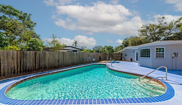 Beautiful, Spacious Heated Pool Home - Close to Siesta Key Beach!