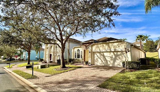 Beautiful, spacious home with a large pool, close to Disney