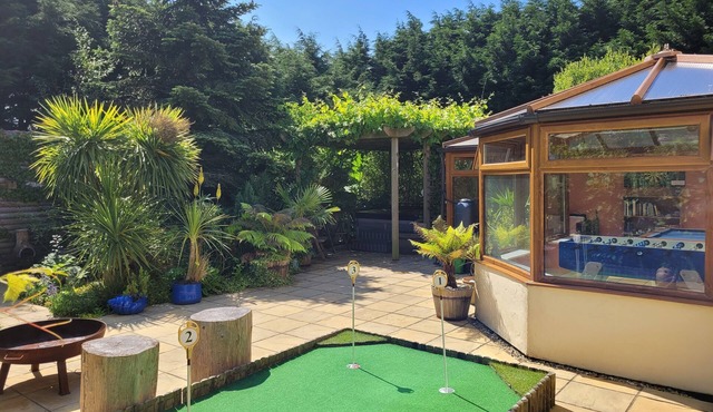 Beautiful spacious home with 7 beds and hot tub! The perfect Cornish getaway :-)