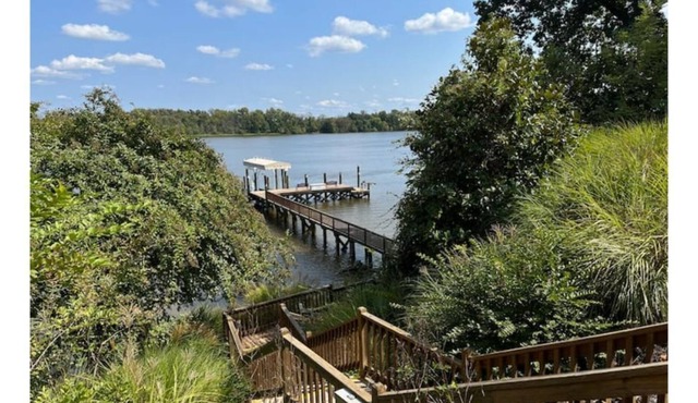 Beautiful Spacious home on James River, dock/lift