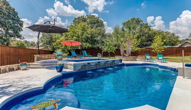 Beautiful Spacious Home with Private Pool and Hot Tub Easy Trip from Airport