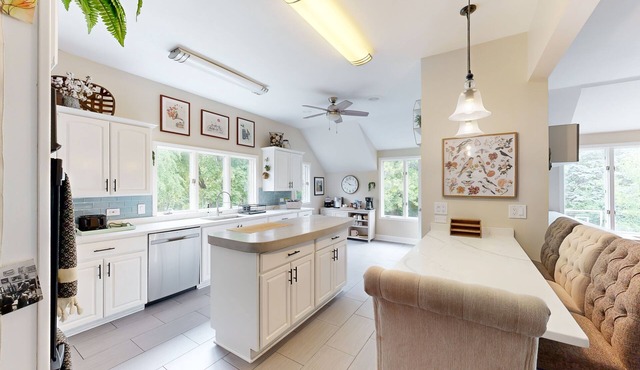 Beautiful, spacious home with mature landscaping, game room, & grill - dogs ok